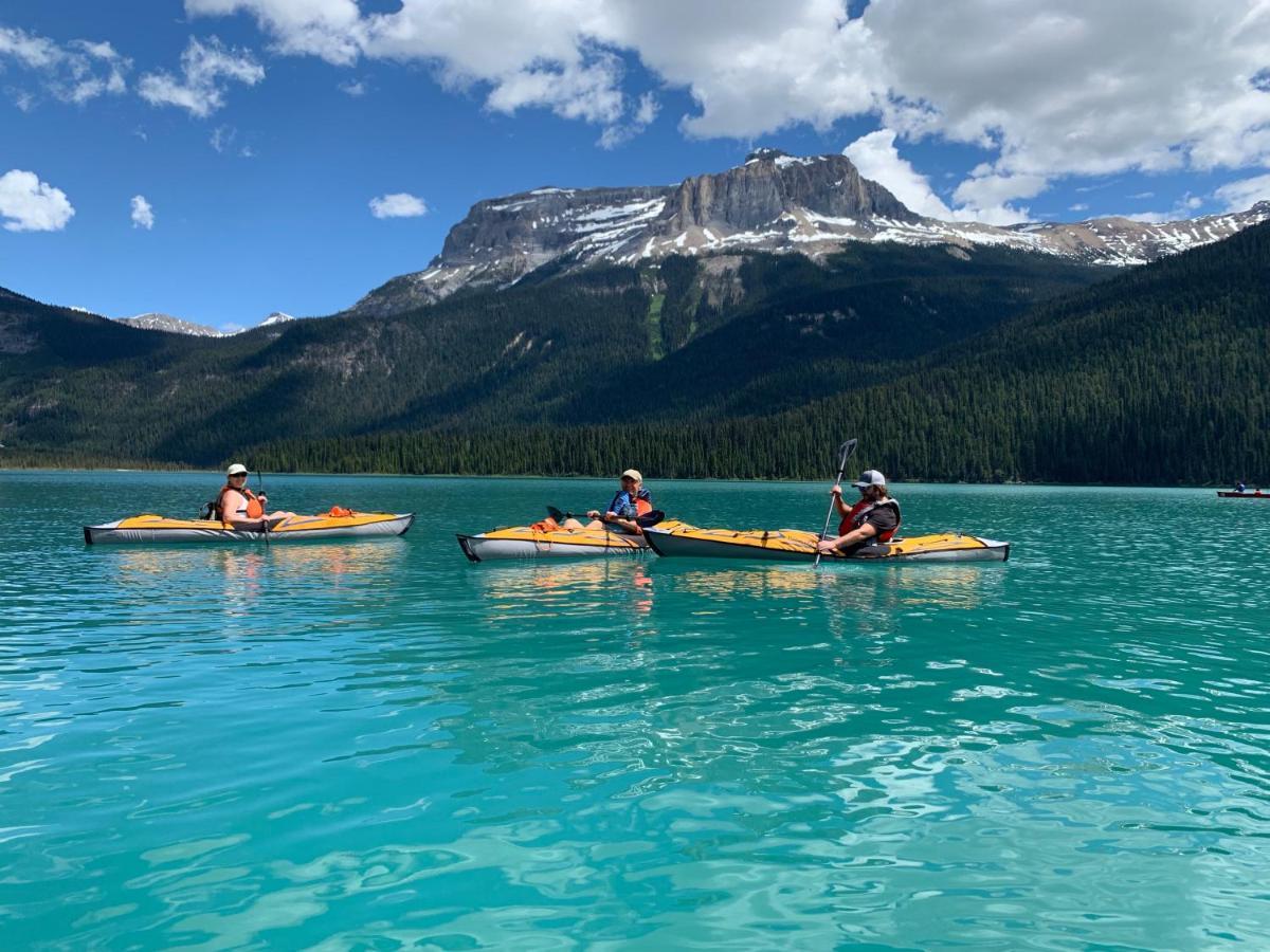 Vagabond Lodge At Kicking Horse Голдън Екстериор снимка