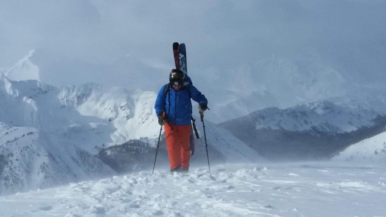 Vagabond Lodge At Kicking Horse Голдън Екстериор снимка