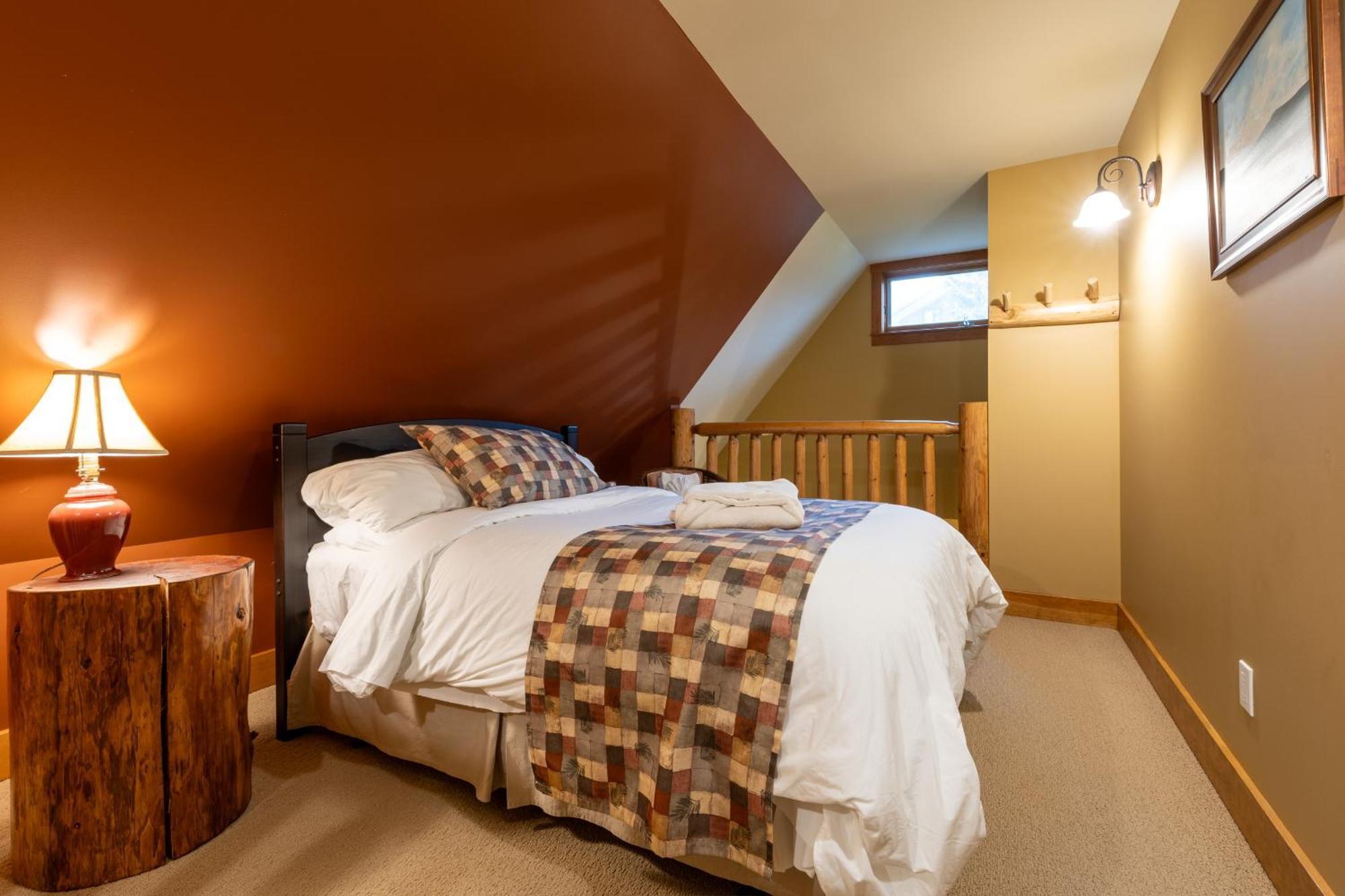 Vagabond Lodge At Kicking Horse Голдън Екстериор снимка