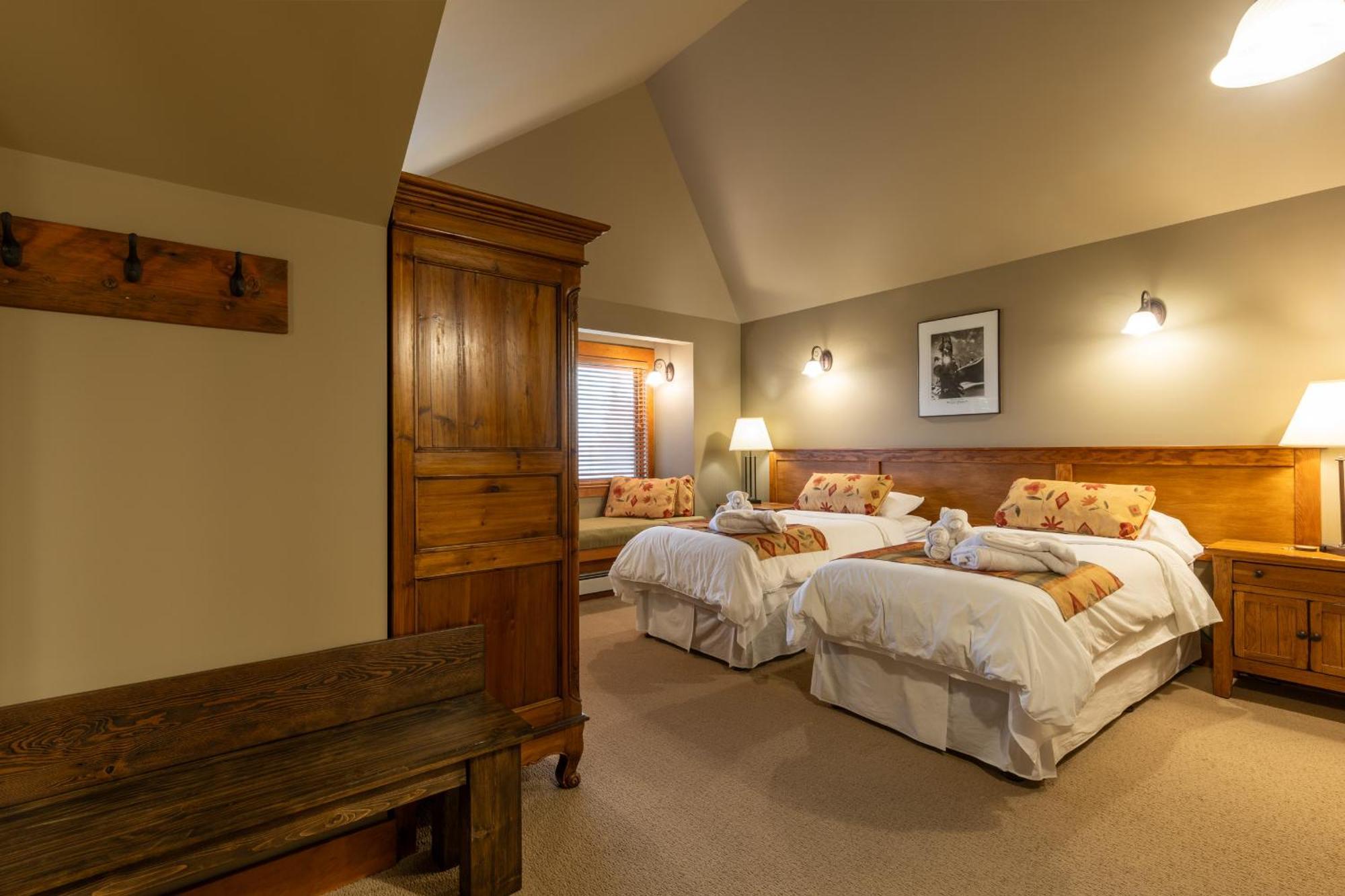 Vagabond Lodge At Kicking Horse Голдън Екстериор снимка