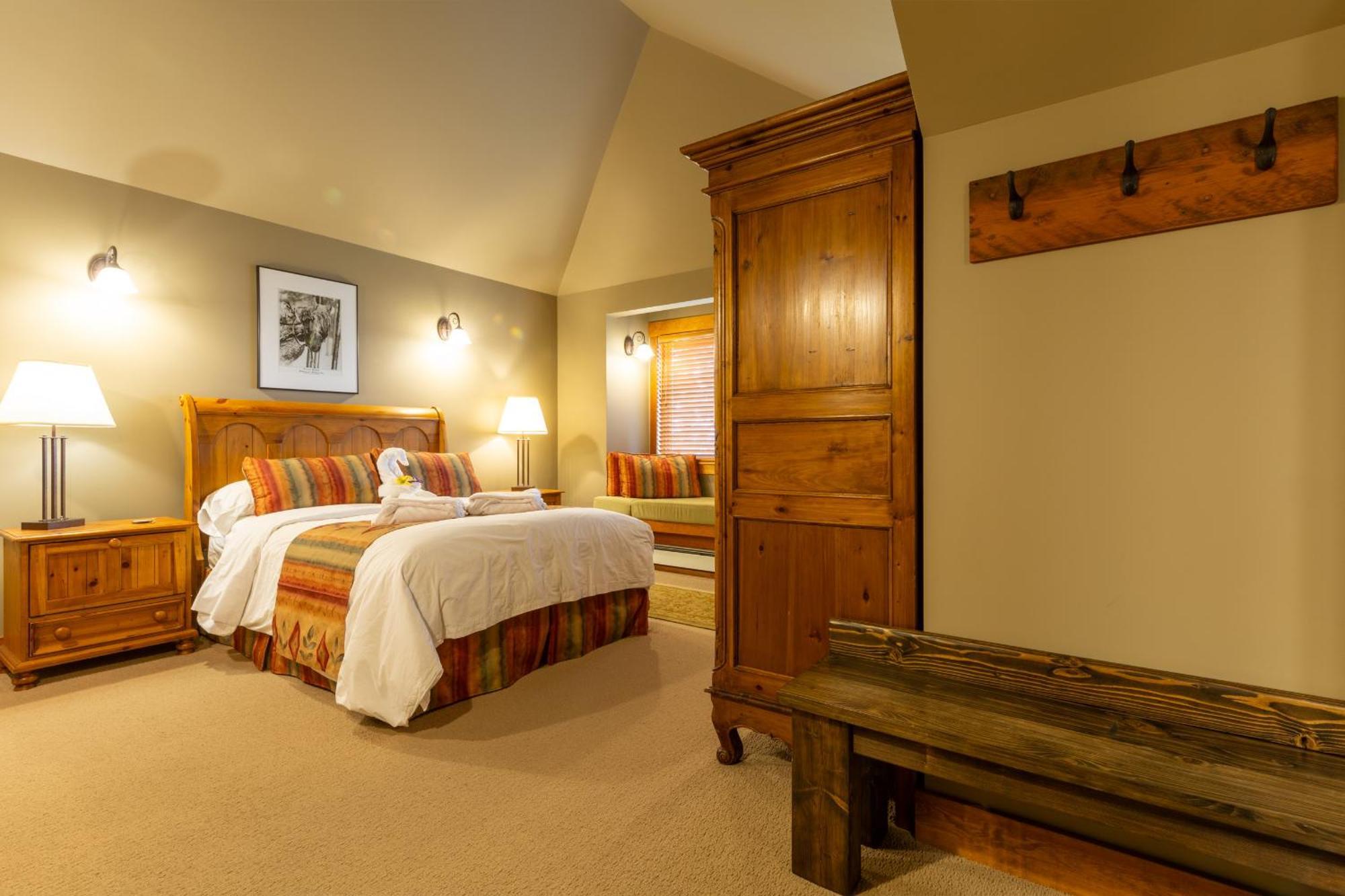 Vagabond Lodge At Kicking Horse Голдън Екстериор снимка