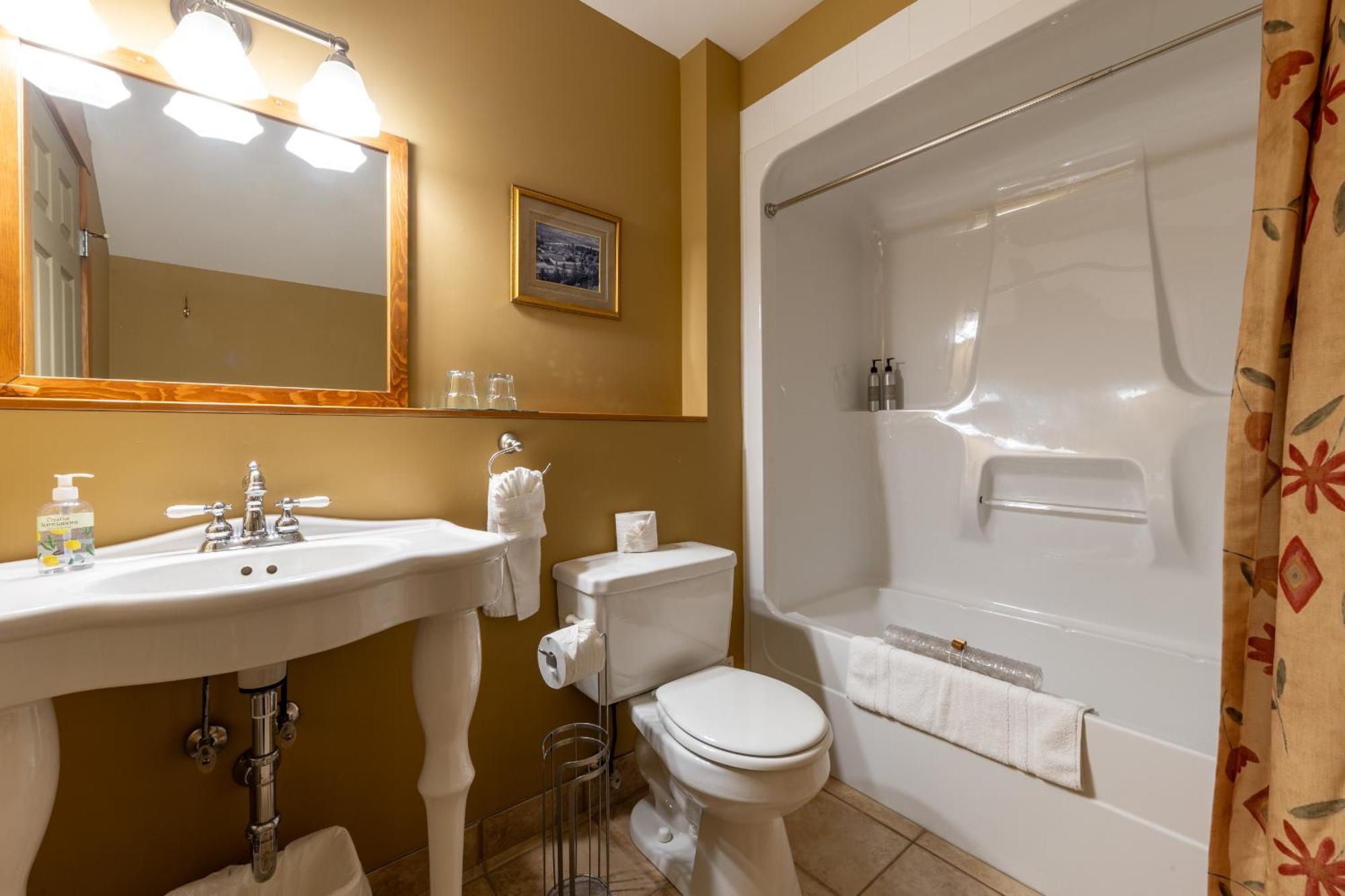 Vagabond Lodge At Kicking Horse Голдън Екстериор снимка