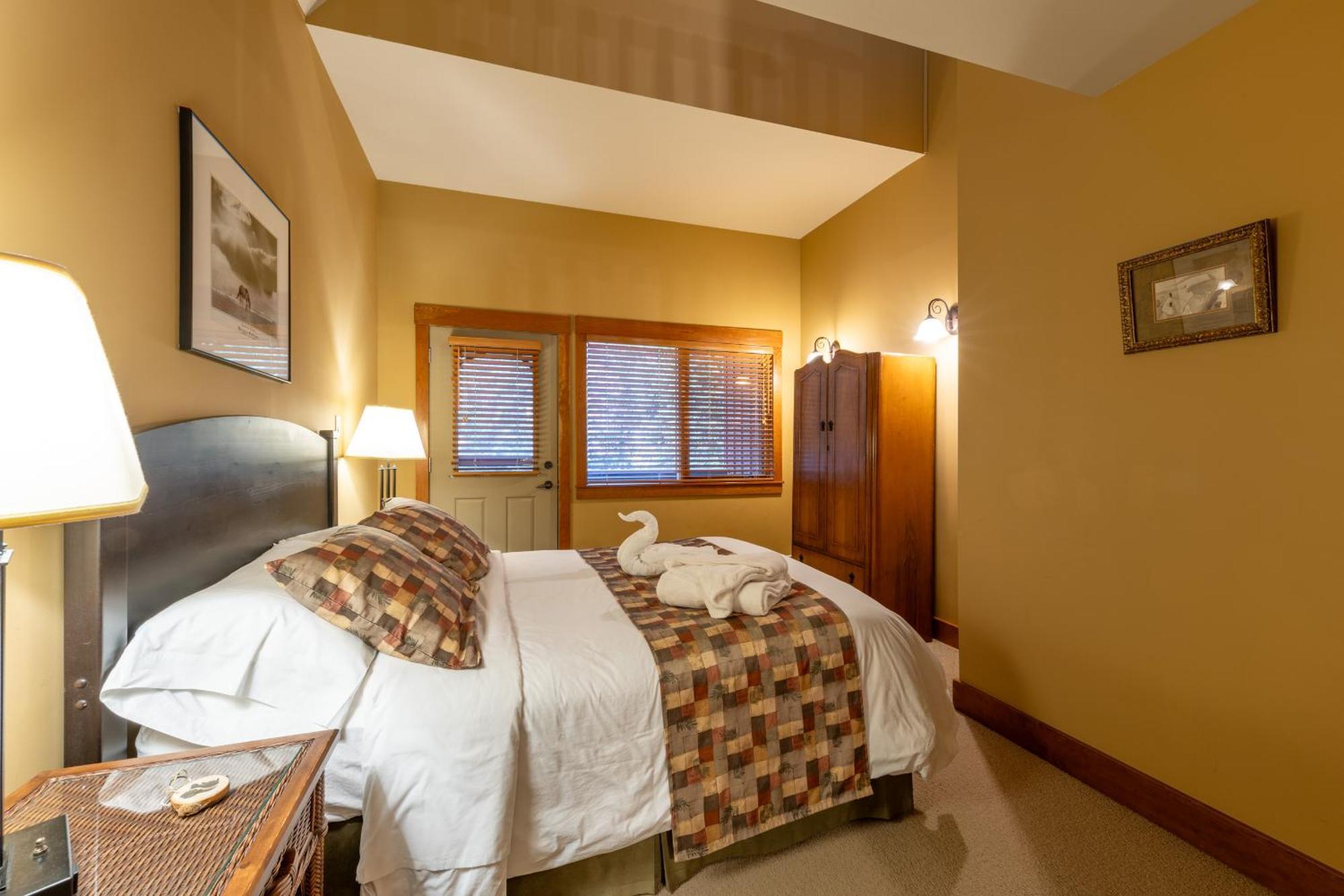 Vagabond Lodge At Kicking Horse Голдън Екстериор снимка