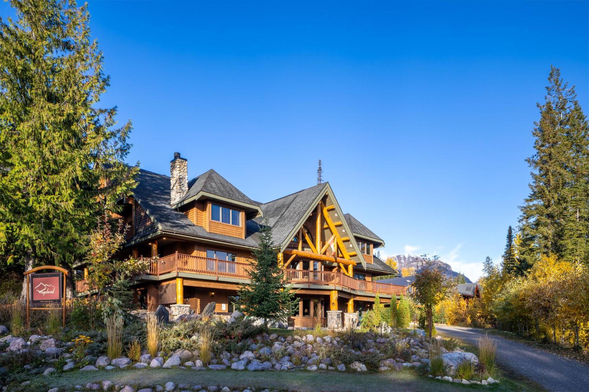 Vagabond Lodge At Kicking Horse Голдън Екстериор снимка