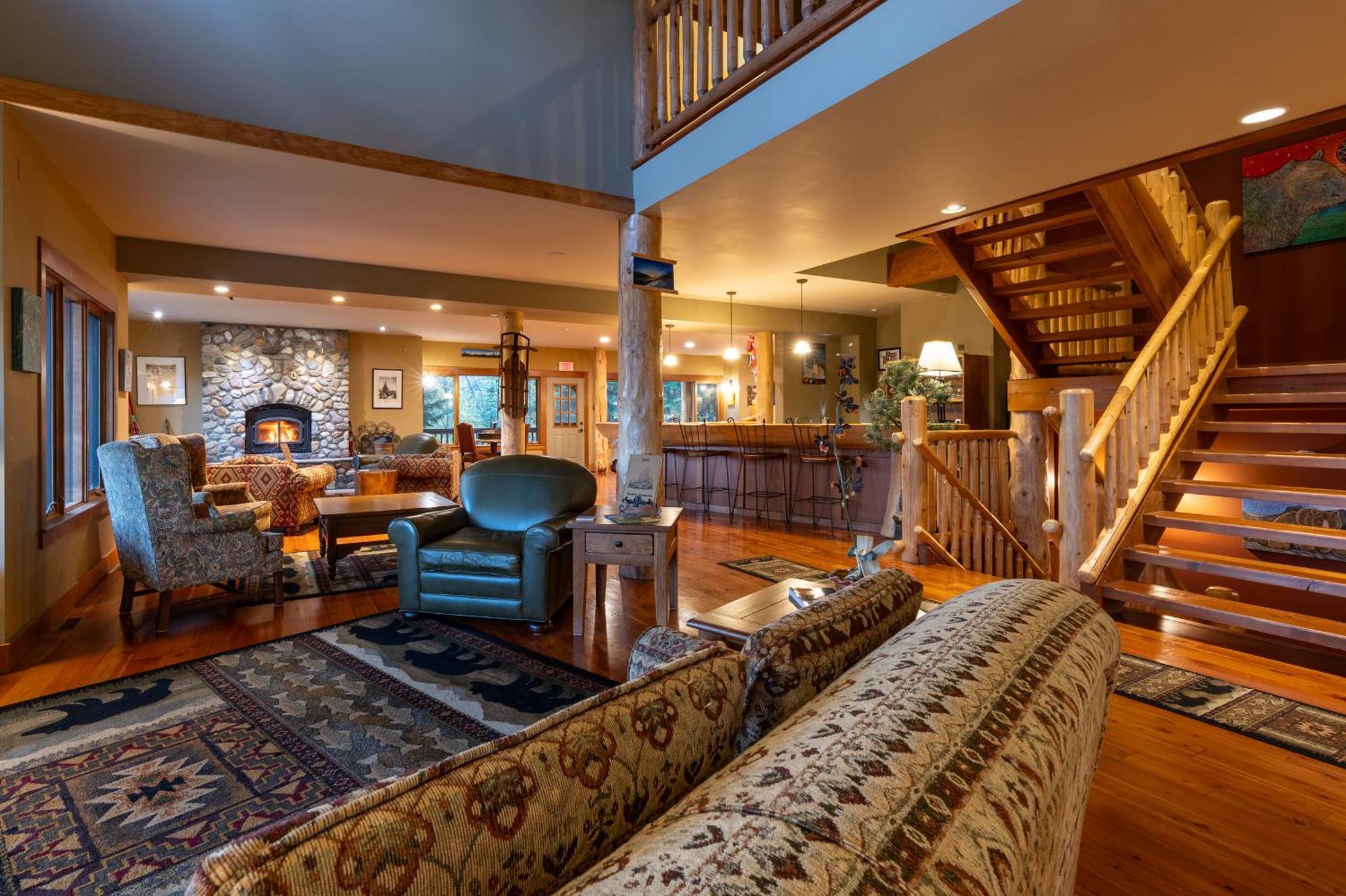 Vagabond Lodge At Kicking Horse Голдън Екстериор снимка