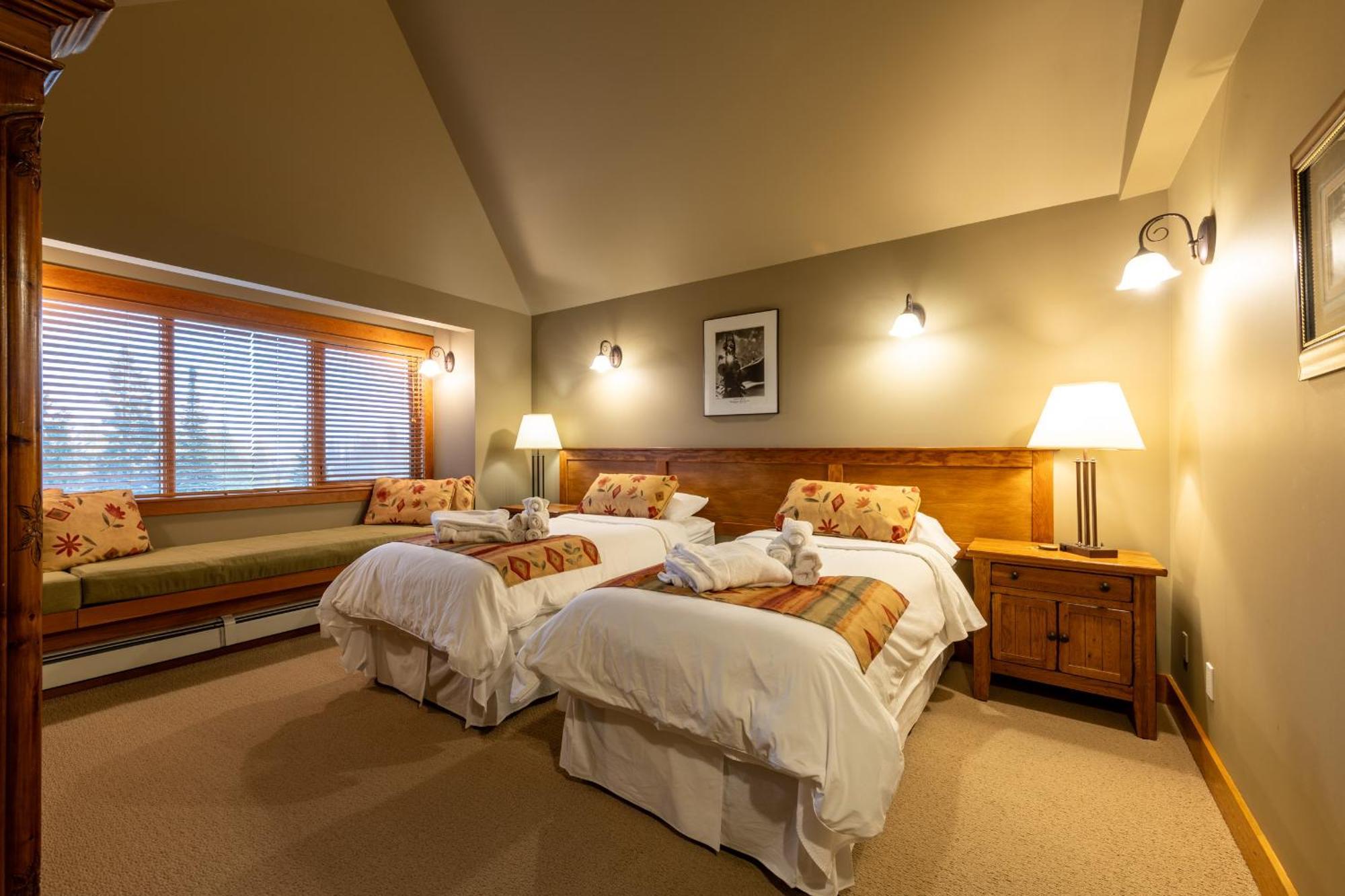 Vagabond Lodge At Kicking Horse Голдън Екстериор снимка
