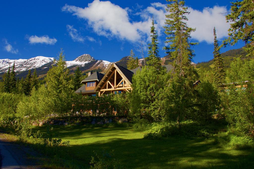 Vagabond Lodge At Kicking Horse Голдън Екстериор снимка