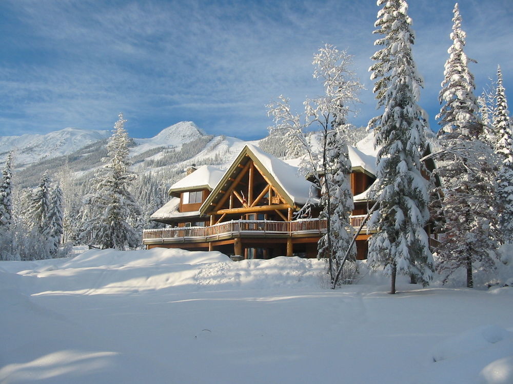 Vagabond Lodge At Kicking Horse Голдън Екстериор снимка
