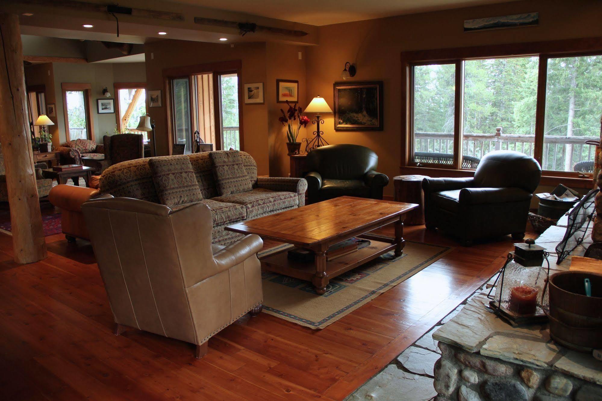 Vagabond Lodge At Kicking Horse Голдън Екстериор снимка
