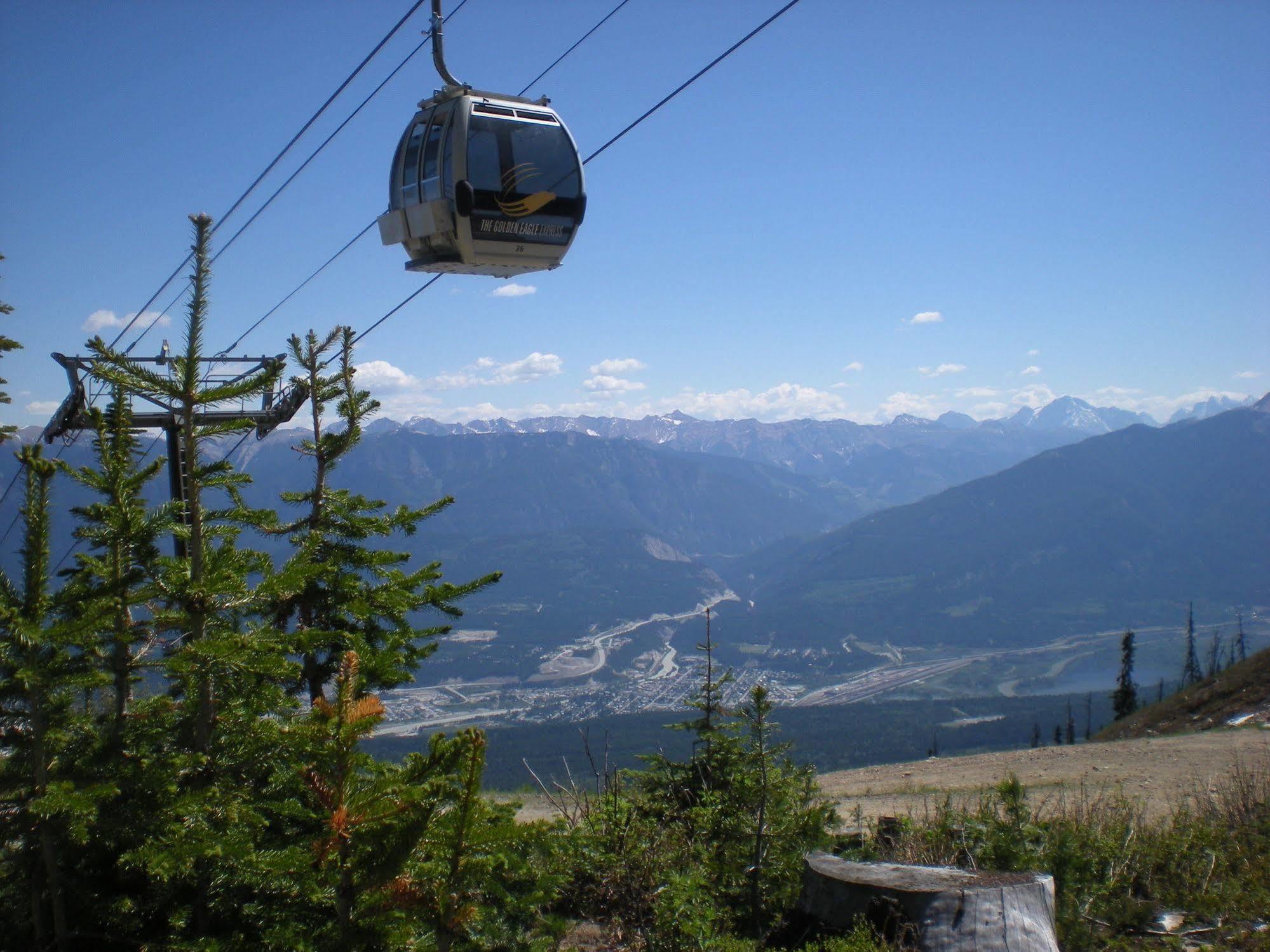 Vagabond Lodge At Kicking Horse Голдън Екстериор снимка
