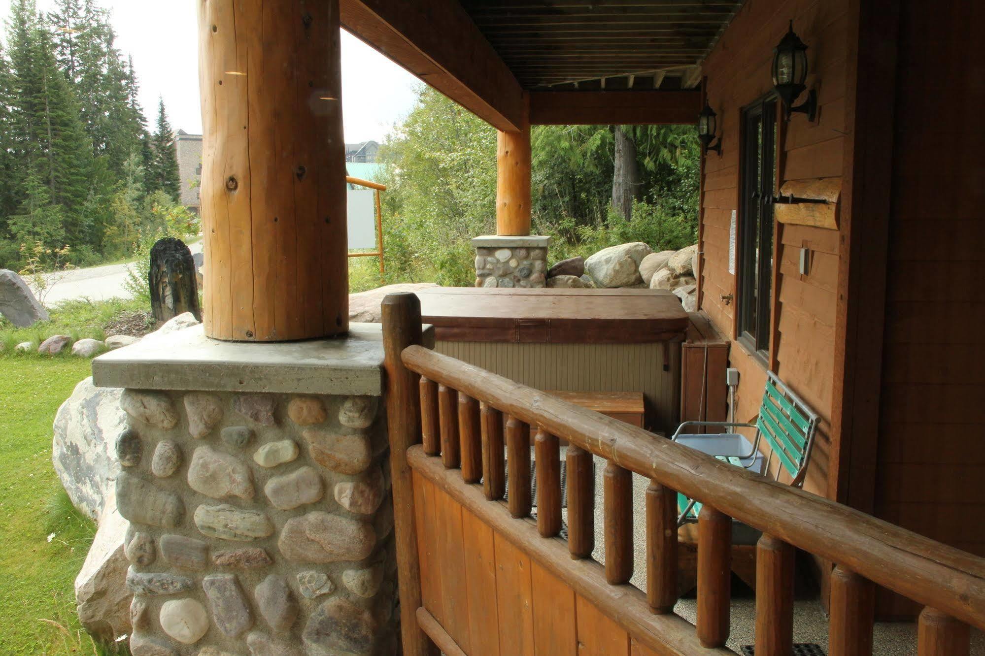 Vagabond Lodge At Kicking Horse Голдън Екстериор снимка