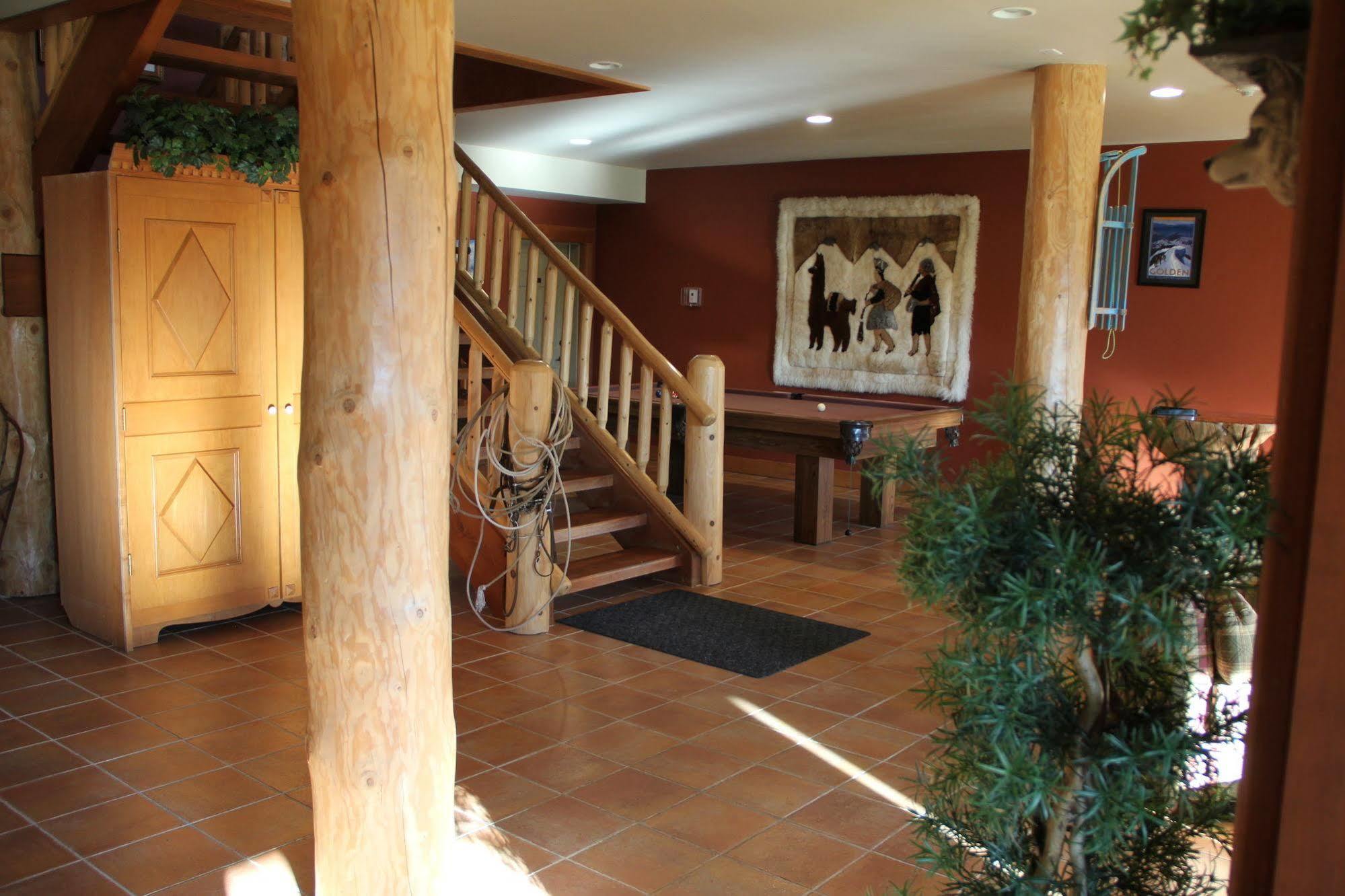 Vagabond Lodge At Kicking Horse Голдън Екстериор снимка