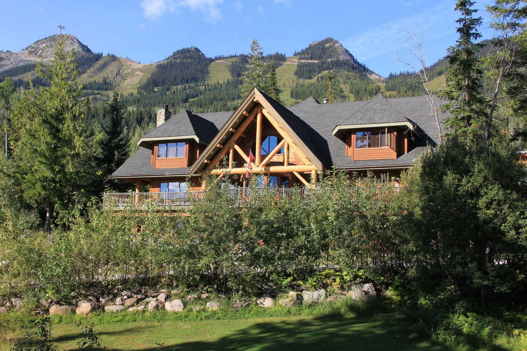 Vagabond Lodge At Kicking Horse Голдън Екстериор снимка